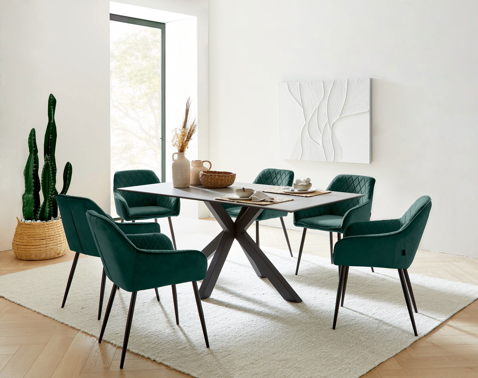 Novel Armlehnstuhl STU Esszimmer mit modernem Tisch und sechs grünen Armlehnstühlen, seitliche Perspektive