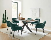 Esszimmer mit modernem Tisch und sechs grünen Armlehnstühlen, seitliche Perspektive