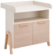 Wickelkommode aus Holz in hellem Design mit zwei Türen und offenen Fach, seitliche Perspektive