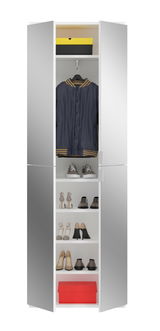 Garderobenkombination mit geöffneten Türen, zeigt eine Jacke, Schuhe und Schachteln aus der Frontalperspektive.