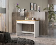 Moderner Konsolentisch in einem stilvollen Raum, frontal betrachtet, mit Dekorationen wie Büchern, einem Spiegel und Pflanzen.