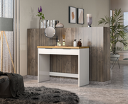 Moderner Konsolentisch in einem stilvollen Raum, frontal betrachtet, mit Dekorationen wie Büchern, einem Spiegel und Pflanzen.