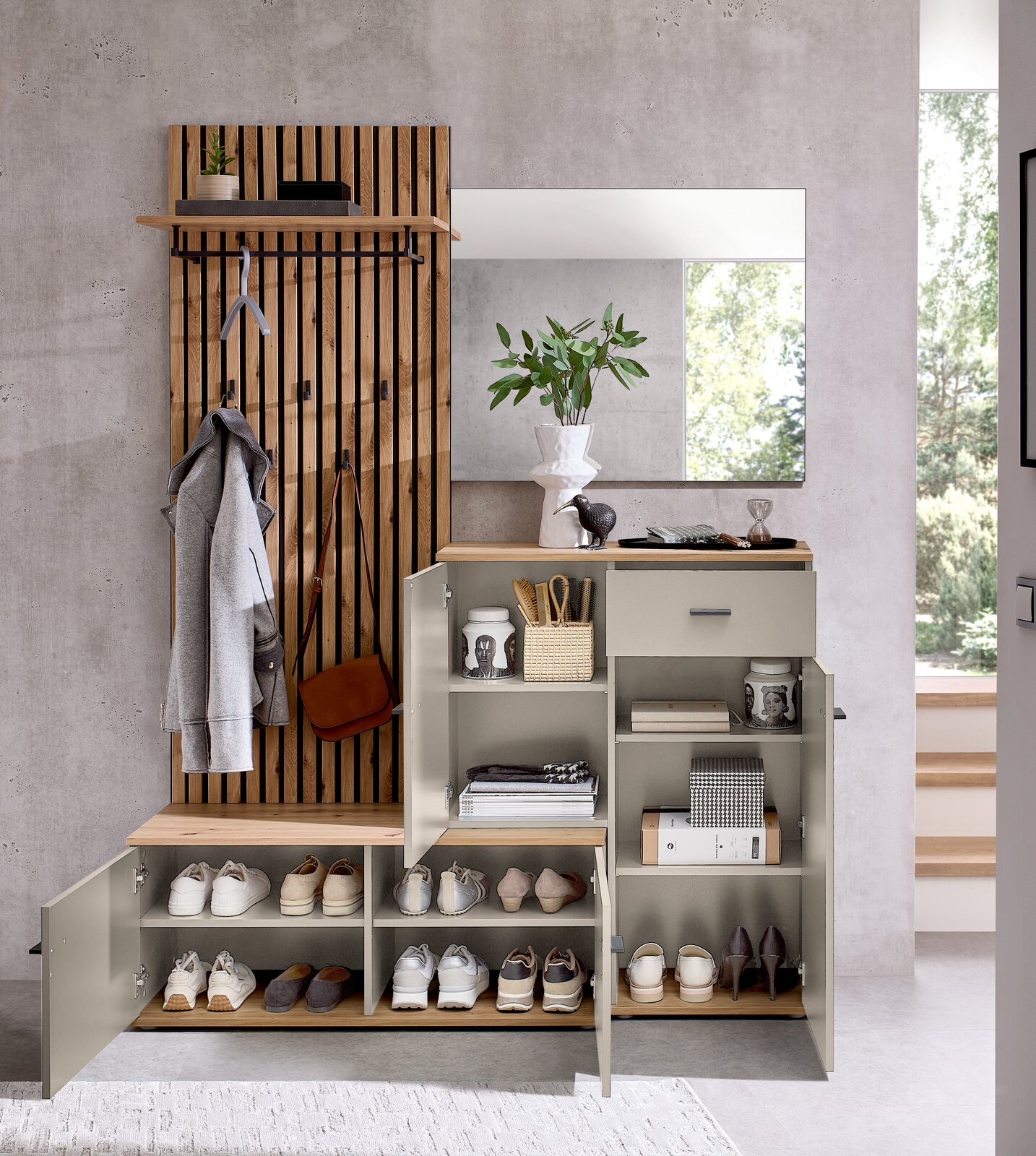 Kompaktgarderobe mit Schuhschrank, Kleiderhaken und Spiegel, frontal betrachtet