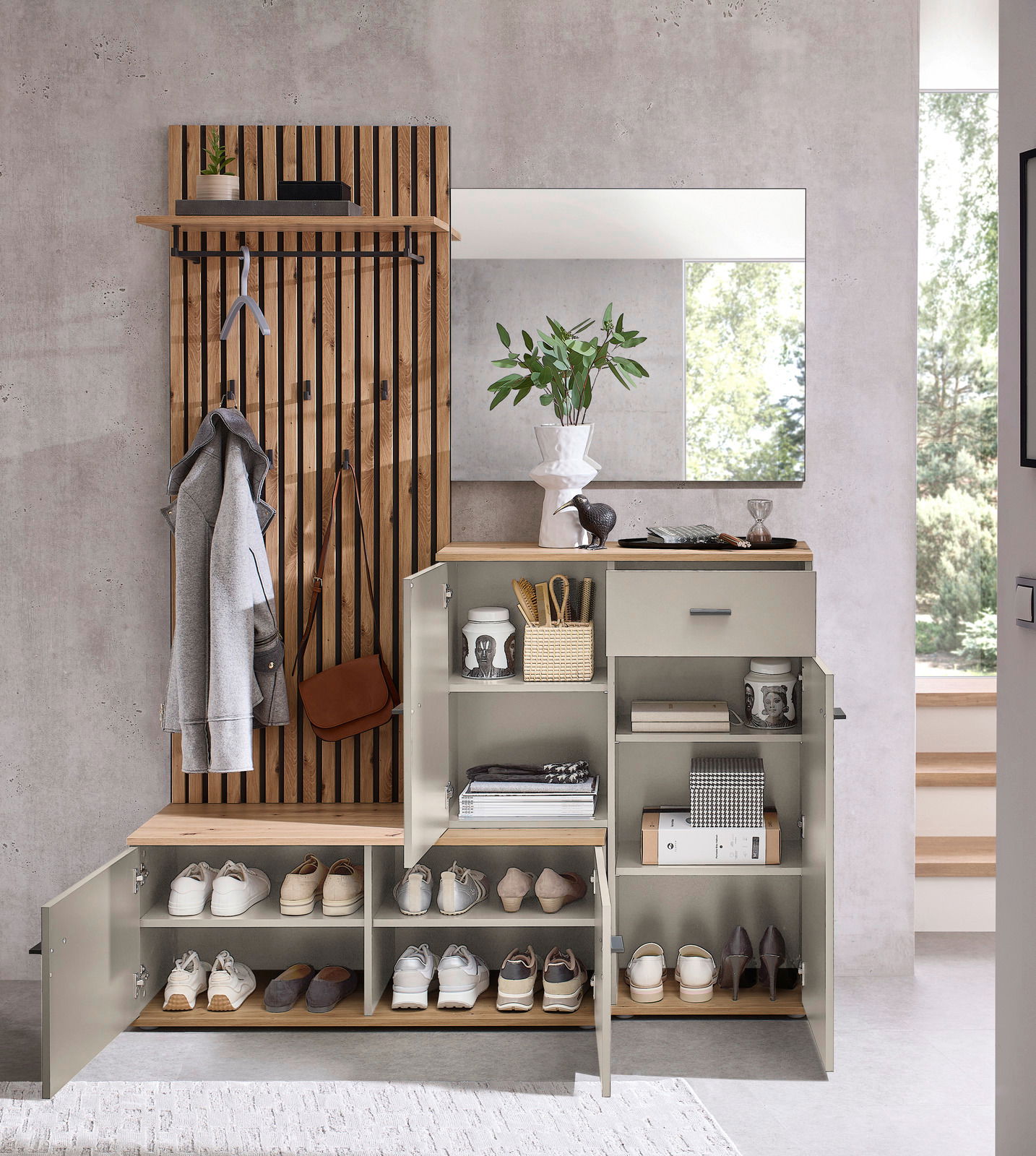 Kompaktgarderobe mit Schuhschrank, Kleiderhaken und Spiegel, frontal betrachtet