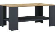 Moderner Couchtisch mit heller Holzoptik-Tischplatte, dunkelgrauem Gestell und Ablageboden, freigestellt vor weißem Hintergrund, gezeigt in leichter Perspektive von vorne links.