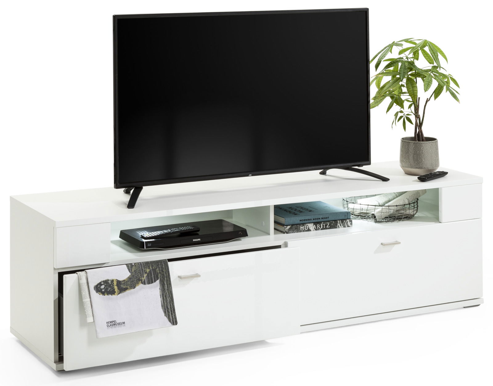 Weißes TV-Lowboard mit Fernseher, Pflanzen und Dekoration, seitliche Perspektive