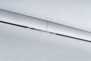 Linienverbinder in Nahaufnahme von unten an der Decke montiert