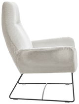 Moderner Sessel mit geripptem Stoffbezug in Seitenansicht, auf schlankem Metallgestell.