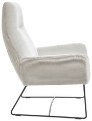 Moderner Sessel mit geripptem Stoffbezug in Seitenansicht, auf schlankem Metallgestell.