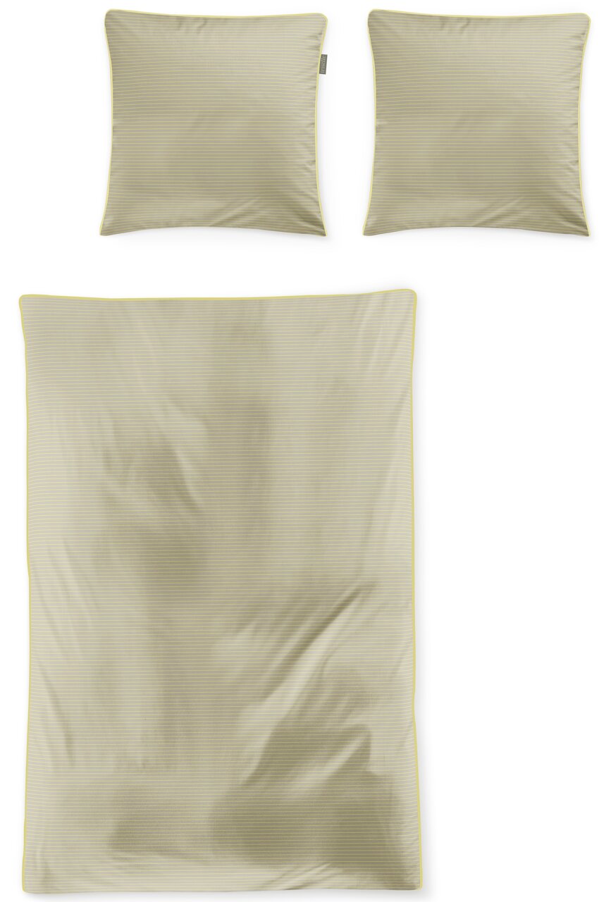 Bettwäsche-Set in Beige mit feinen Streifen, bestehend aus einem Bettbezug und zwei Kissenbezügen, aus der Vogelperspektive fotografiert.