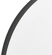 Nahaufnahme eines runden Spiegels mit schwarzem Rahmen, perspektivisch von der Seite aufgenommen.