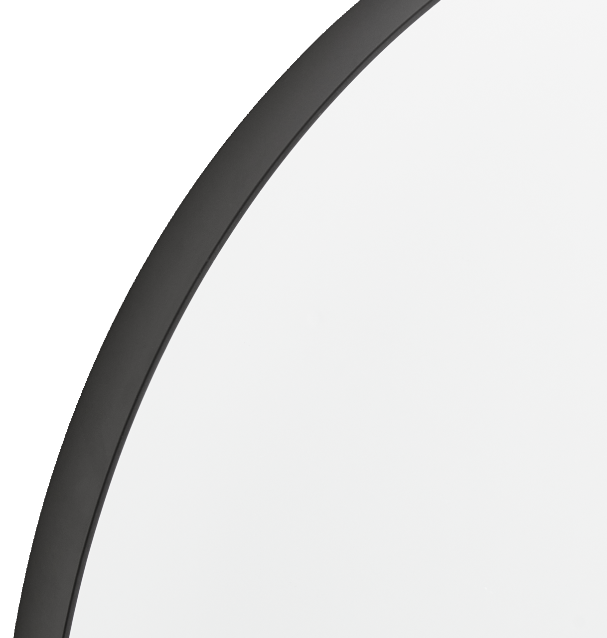 Nahaufnahme eines runden Spiegels mit schwarzem Rahmen, perspektivisch von der Seite aufgenommen.