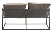 Rückansicht eines 2-sitzigen Lounge-Sofas mit grauem Metallrahmen und grauen Kissen.