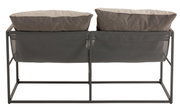 Rückansicht eines 2-sitzigen Lounge-Sofas mit grauem Metallrahmen und grauen Kissen.