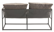 Rückansicht eines 2-sitzigen Lounge-Sofas mit grauem Metallrahmen und grauen Kissen.