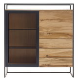 Frontale Ansicht eines modernen Highboards mit einer Kombination aus Holz und Glas, links mit Glastür und rechts mit Holzschubladen.
