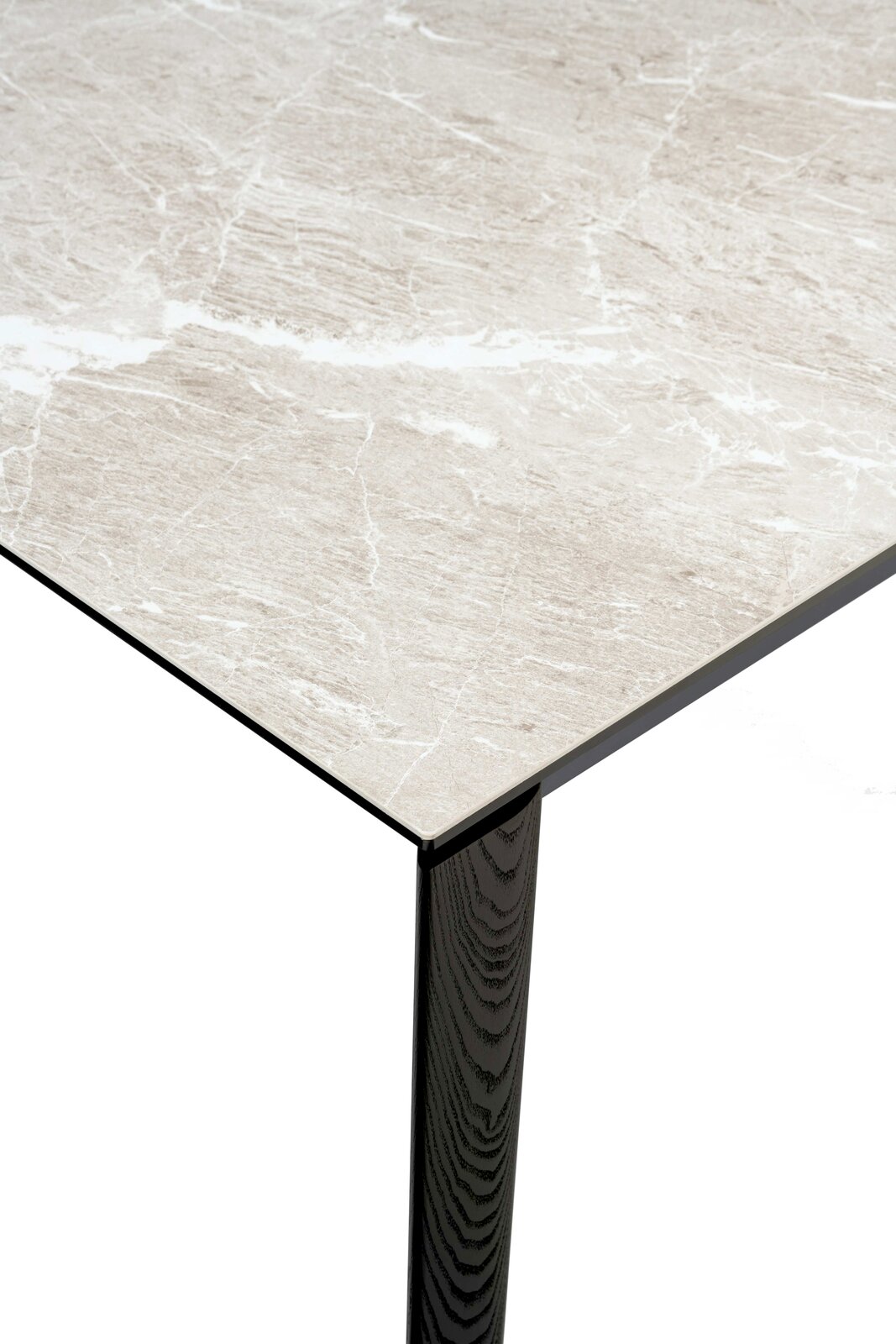 Connubia Esstisch BAND Nahaufnahme eines Esstisches mit heller Marmoroptik und dunklem Holzbein, aus der Perspektive von oben.