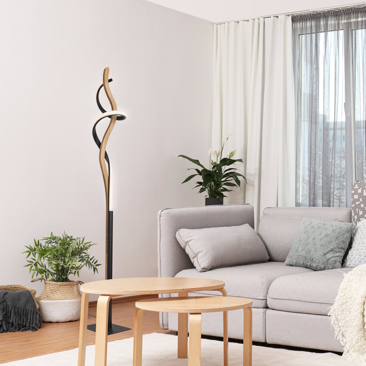 Moderne LED-Stehleuchte mit geschwungenem Design in einem gemütlichen Wohnzimmer, seitliche Perspektive.