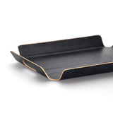 Schwarzes Serviertablett mit goldenen Kanten, seitliche Perspektive