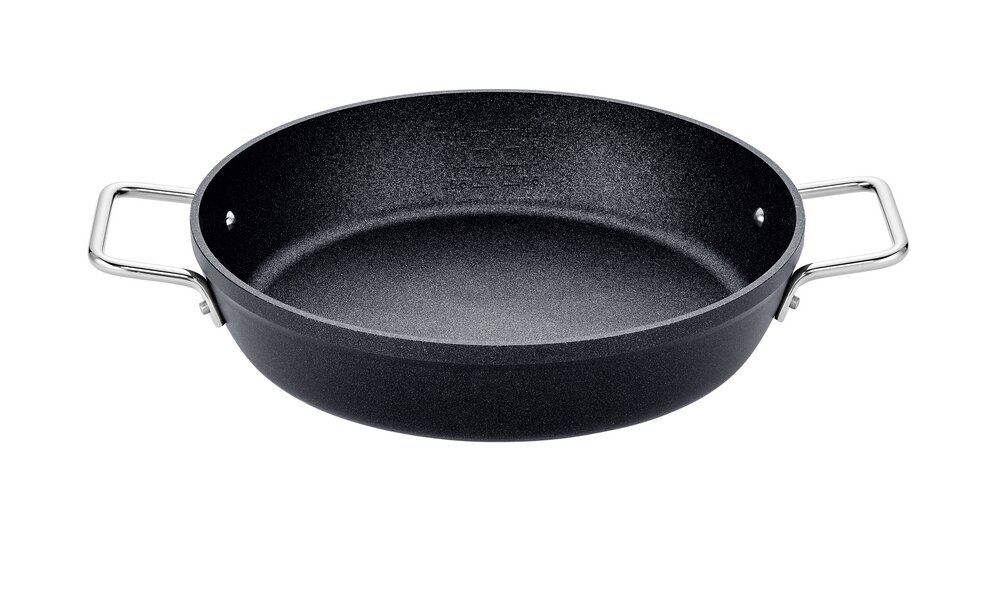 Servierpfanne Adamant 28cm von Fissler, schwarze Pfanne mit zwei silbernen Griffen, Perspektive von oben