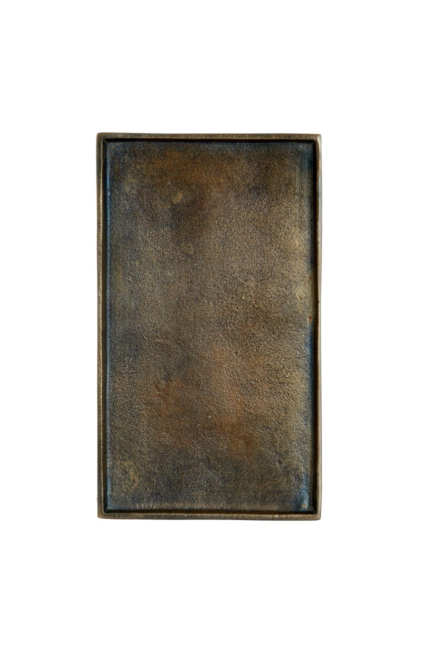 Rechteckige Schale aus Metall mit rustikaler Oberfläche, von oben betrachtet.