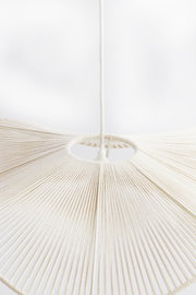 Nahaufnahme einer Hängeleuchte mit einem weißen, fächerförmigen Design aus gespannten Fäden, von unten betrachtet.