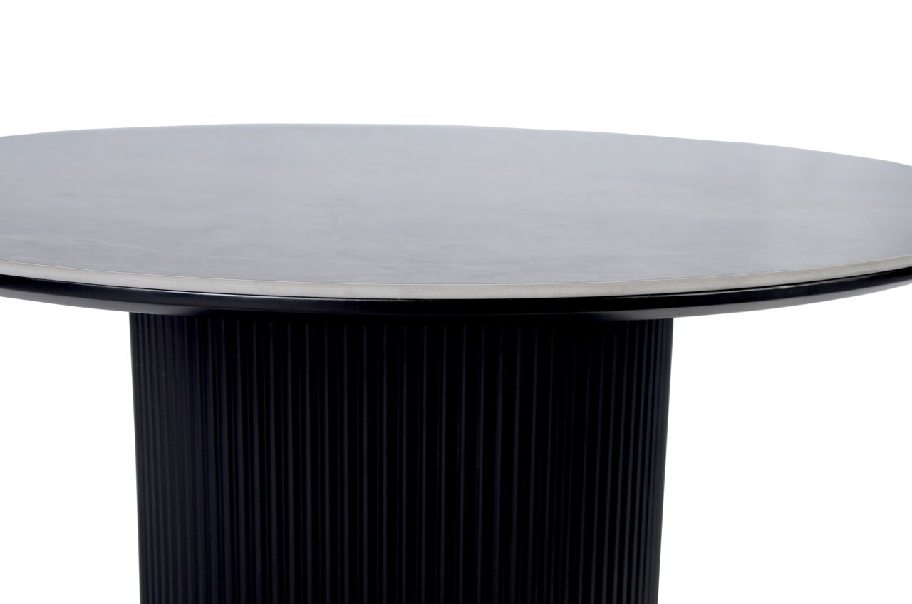 Moderner Couchtisch mit runder, glatter Tischplatte und geriffeltem, schwarzem Sockel, seitliche Perspektive