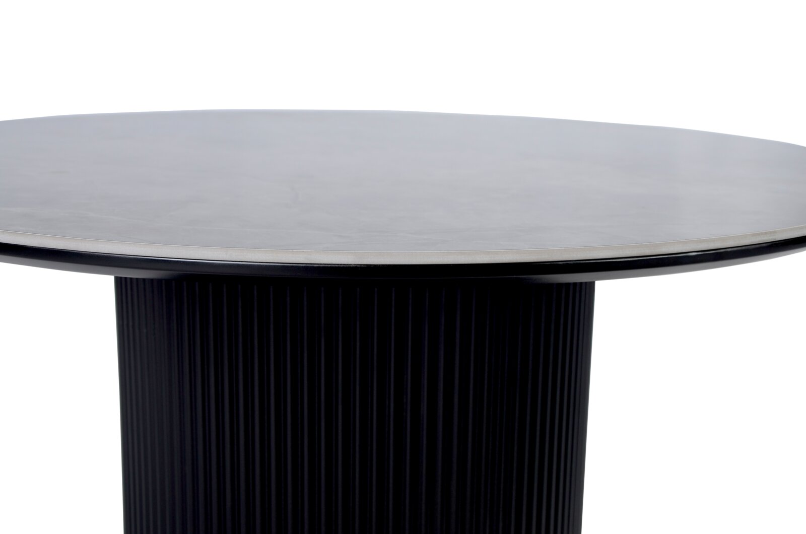 Moderner Couchtisch mit runder, glatter Tischplatte und geriffeltem, schwarzem Sockel, seitliche Perspektive
