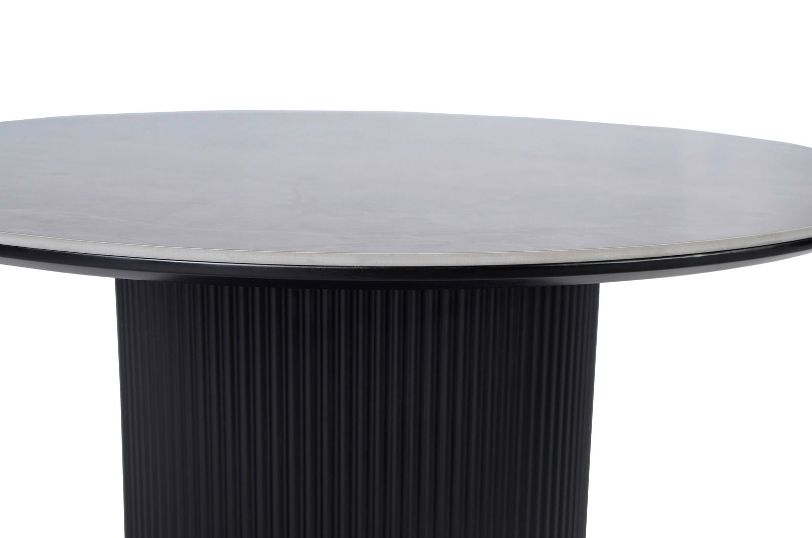 Moderner Couchtisch mit runder, glatter Tischplatte und geriffeltem, schwarzem Sockel, seitliche Perspektive