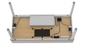 Unterseite eines Tisches/Schreibtischs mit Holzplatte, weißem Rahmen und vier weißen Beinen, Kabelmanagement und Elektronikbox sichtbar, Ansicht von unten (Bottom-View) vor weißem Hintergrund