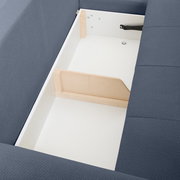 Aufklappbares Sofa mit integriertem weißem Stauraumfach und Holztrennwand, Detailansicht von oben schräg in das geöffnete Fach