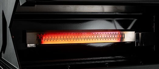 Close-up van de gloeiende verwarmingsspiraal in een zwarte oven/grill, gezien van voren