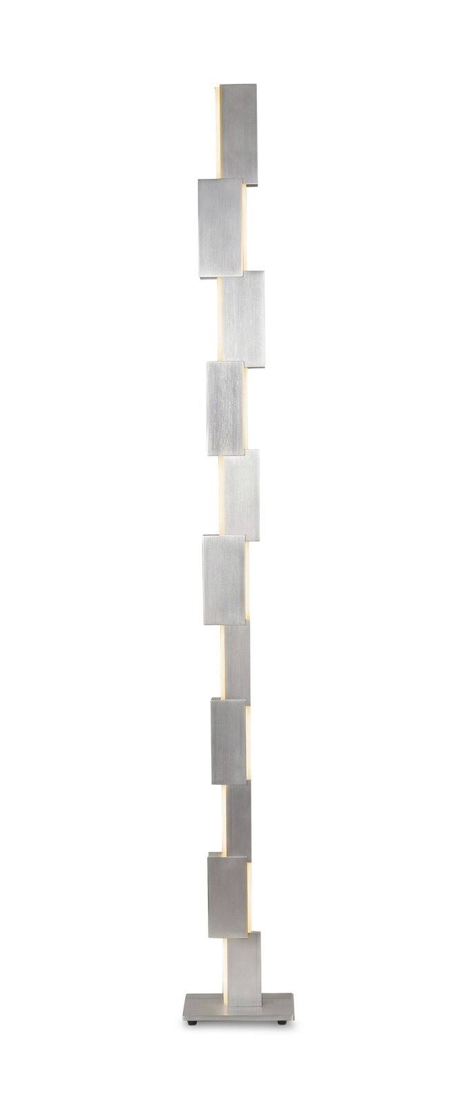 Moderne schlanke LED-Stehleuchte aus gebürstetem Metall mit versetzt angeordneten rechteckigen Elementen und warmweißem Licht, in frontaler Gesamtansicht