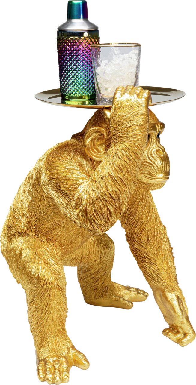 Goldene Deko-Figur eines Affen in Butler-Pose, der ein Tablett mit einem Cocktailshaker und einem Glas mit Eiswürfeln trägt, seitliche Perspektive.