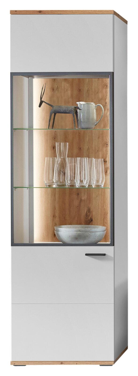 Vitrine mit Glasregalen, dekoriert mit Gläsern, einer Schale und einer Tierfigur, aus frontaler Perspektive.