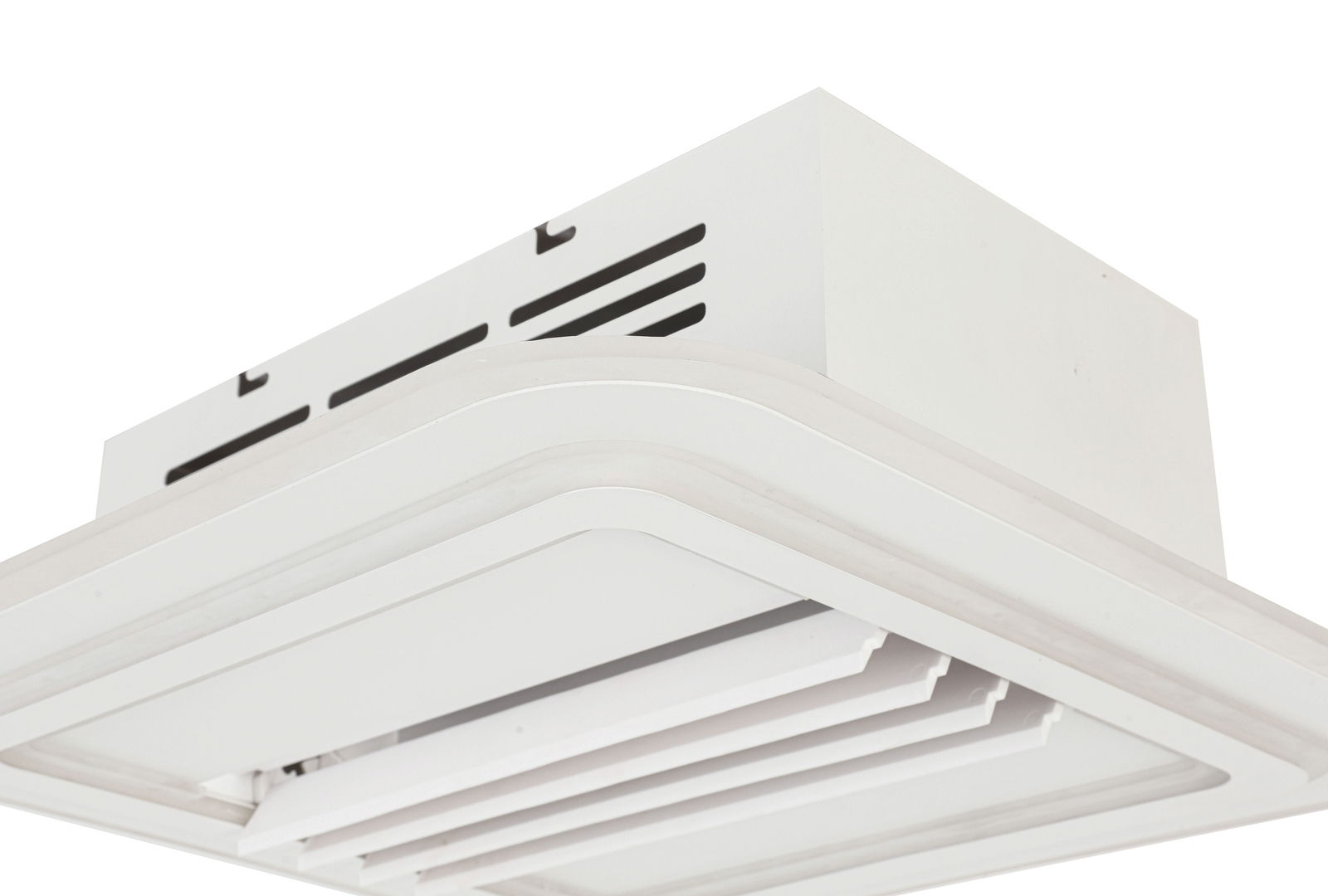 Deckenventilator in Nahaufnahme von unten, mit modernem, rechteckigem Design und Lüftungsschlitzen.