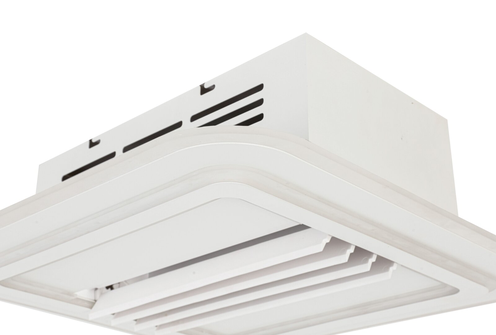 Deckenventilator in Nahaufnahme von unten, mit modernem, rechteckigem Design und Lüftungsschlitzen.