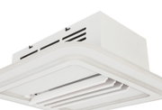 Deckenventilator in Nahaufnahme von unten, mit modernem, rechteckigem Design und Lüftungsschlitzen.