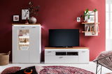 Moderne Wohnzimmermöbel mit weißem Highboard, TV-Element und Wandregal vor einer roten Wand, frontal betrachtet.