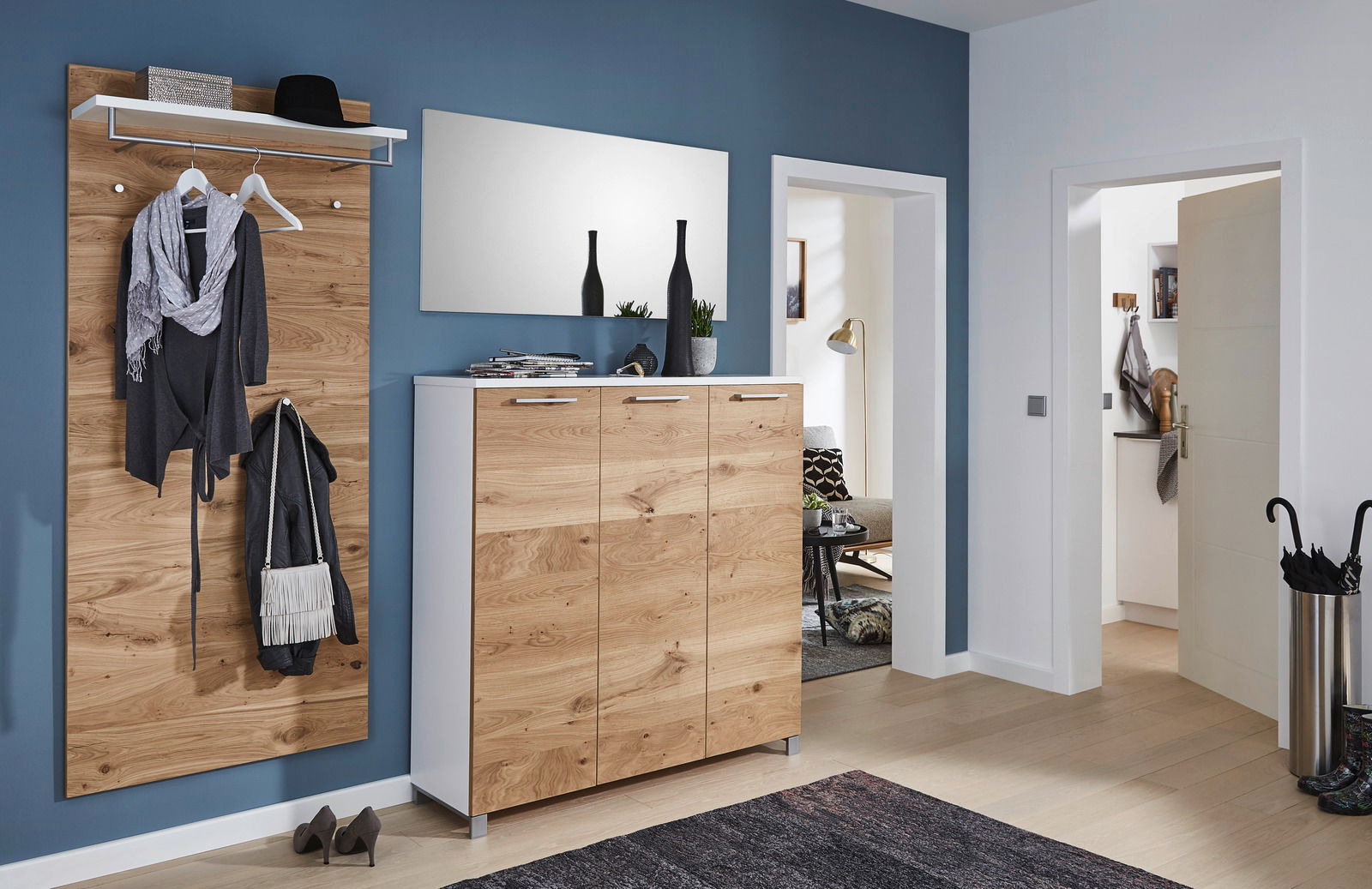 Garderobenpaneel und Schuhschrank in moderner Diele, Perspektive von vorne