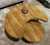 Beistelltisch aus Holz mit zwei runden, versetzten Ebenen, von oben betrachtet.