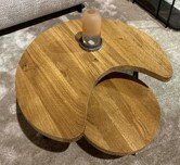 Beistelltisch aus Holz mit zwei runden, versetzten Ebenen, von oben betrachtet.