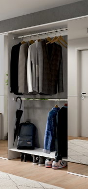 Garderobe mit hängenden Jacken und Mänteln, darunter ein Regal mit Schuhen und einem Rucksack, seitliche Perspektive