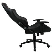 Seitliche Ansicht eines schwarzen Gaming-Stuhls mit verstellbaren Armlehnen und ergonomischem Design.