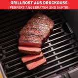 Nahaufnahme eines saftigen, perfekt angebratenen Steaks auf einem Grillrost aus Druckguss in einer Heißluftfritteuse.