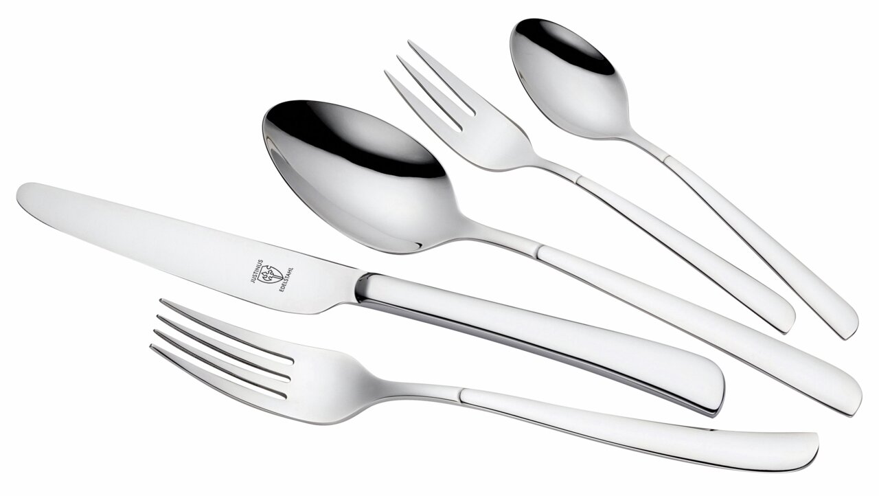 Set aus Edelstahlbesteck, bestehend aus Messer, Gabel, Löffel und Teelöffel, in seitlicher Perspektive.