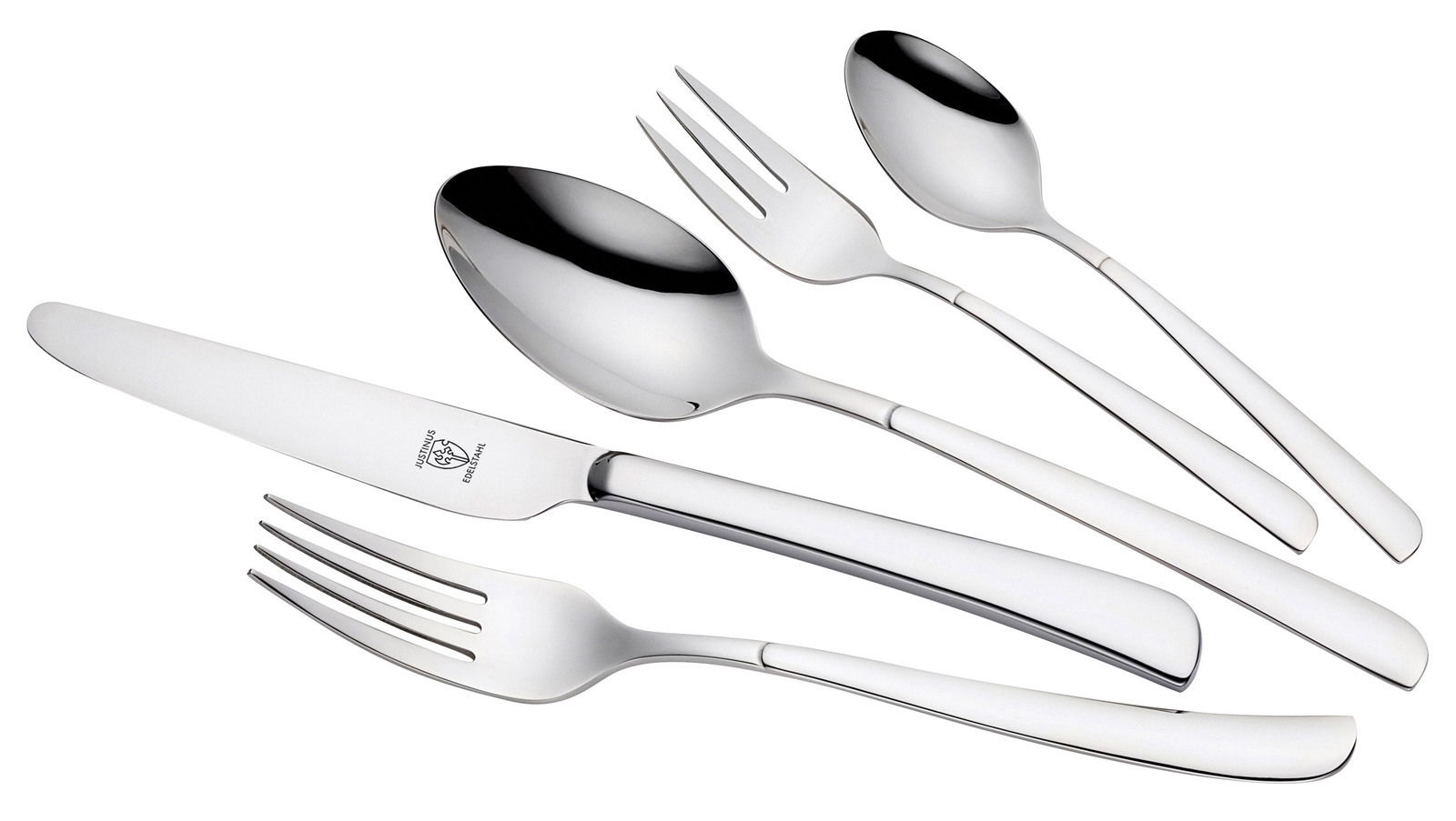 Set aus Edelstahlbesteck, bestehend aus Messer, Gabel, Löffel und Teelöffel, in seitlicher Perspektive.