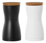 Zwei moderne Gewürzmühlen im Set, eine in Schwarz und eine in Weiß, mit Holzdeckeln, aus der Frontalperspektive.