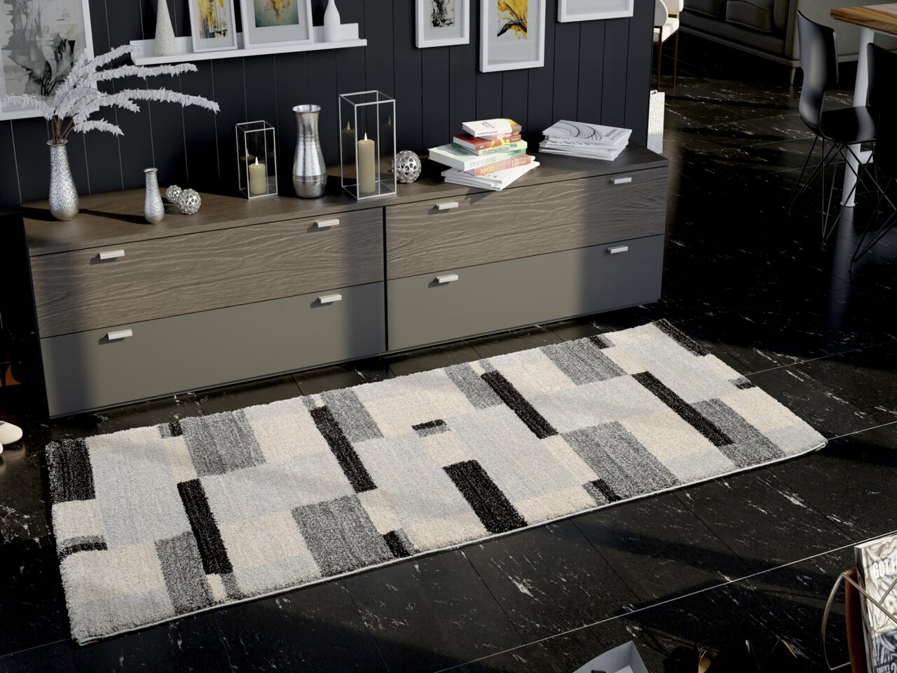 Moderner Teppich mit geometrischem Muster in Grau- und Schwarztönen, auf dunklem Boden vor einer Kommode liegend, aus der Vogelperspektive betrachtet.