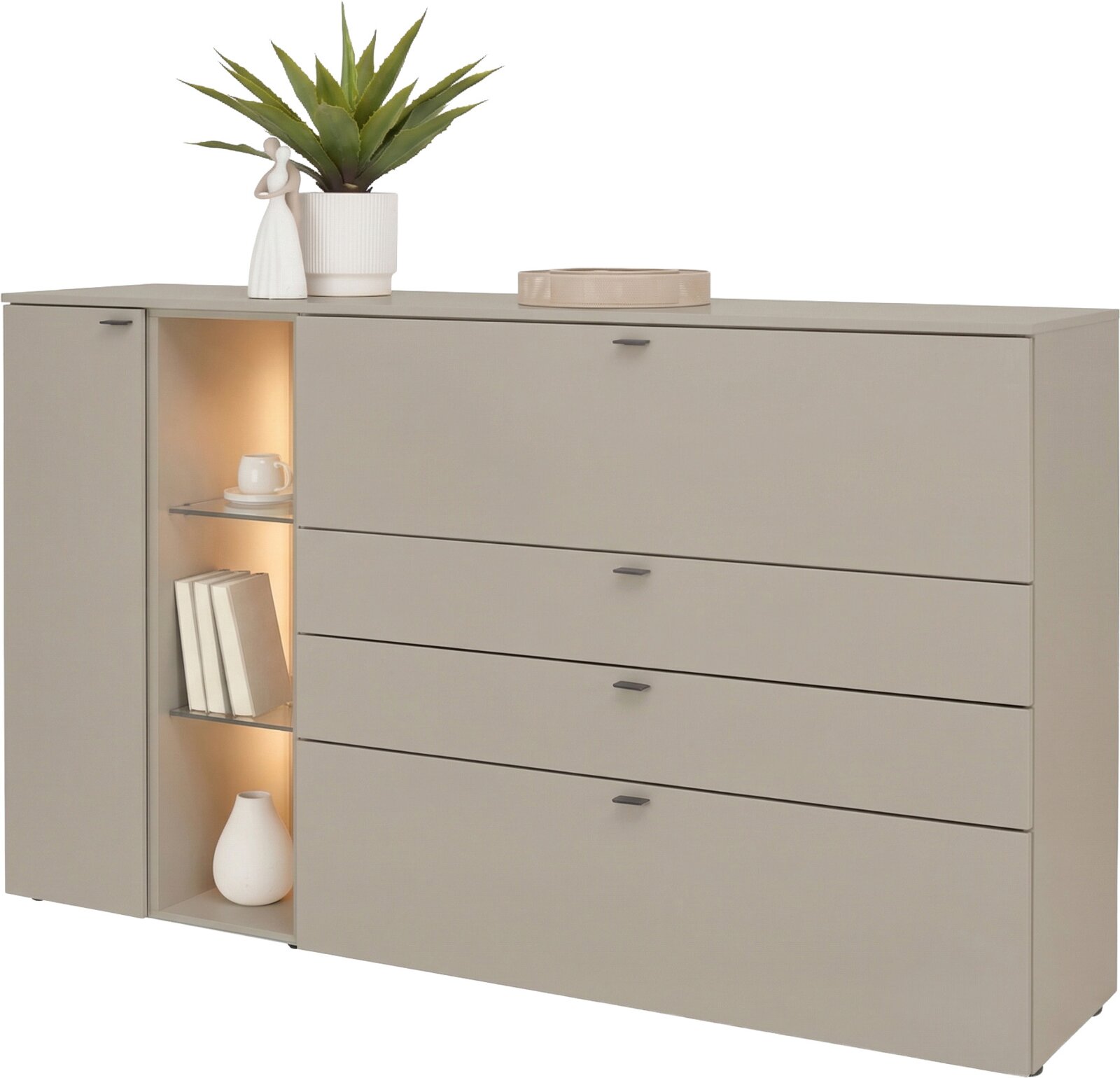 Beige moderne ladekast/commode met vier lades en links een verlichte open nis met glazen legplanken, gefotografeerd in frontaal aanzicht met lichte hoek (driekwart), met decoratie op het blad.